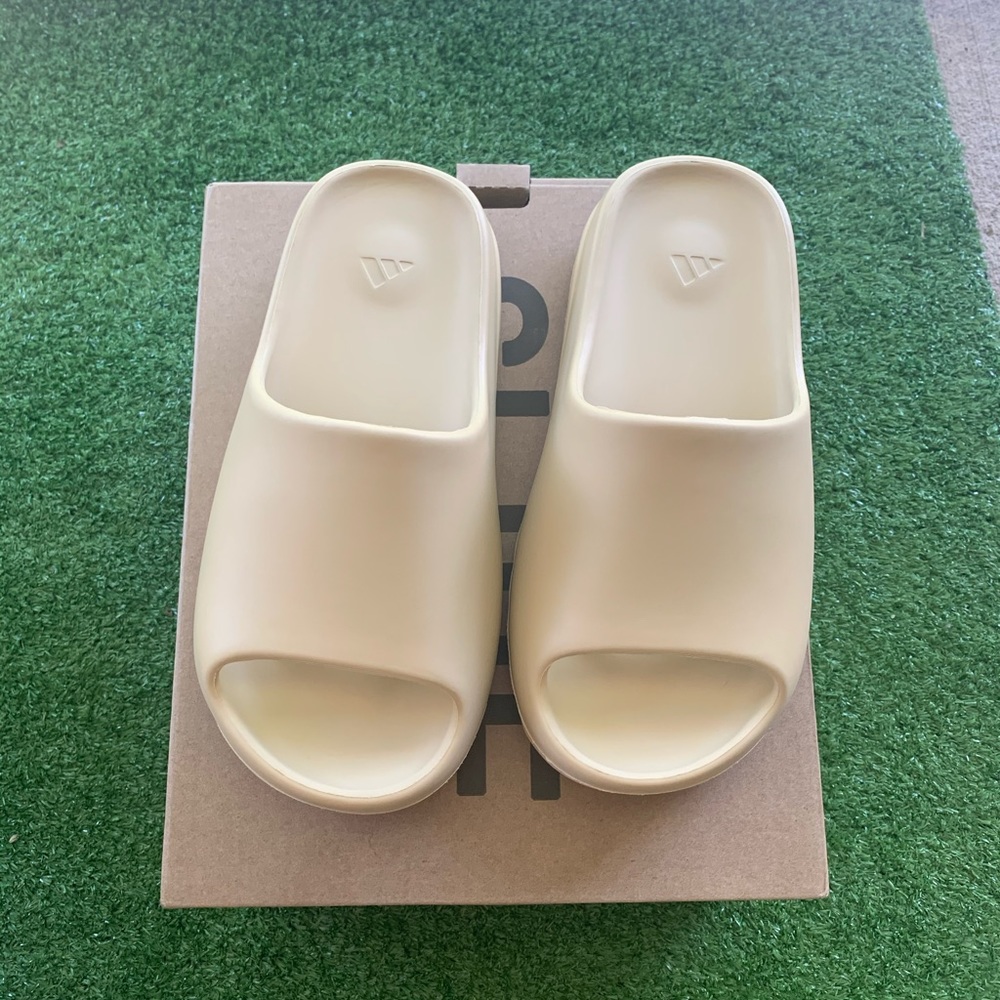 Yeezy slides Please read before buying 👇🏼